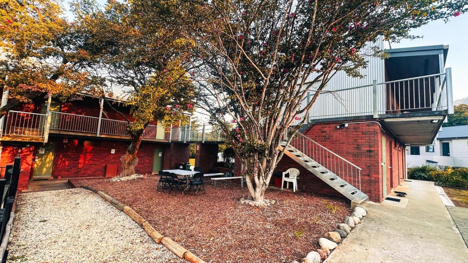 Mountain Creek Motel Bar & Restaurant Mount Beauty Exterior foto