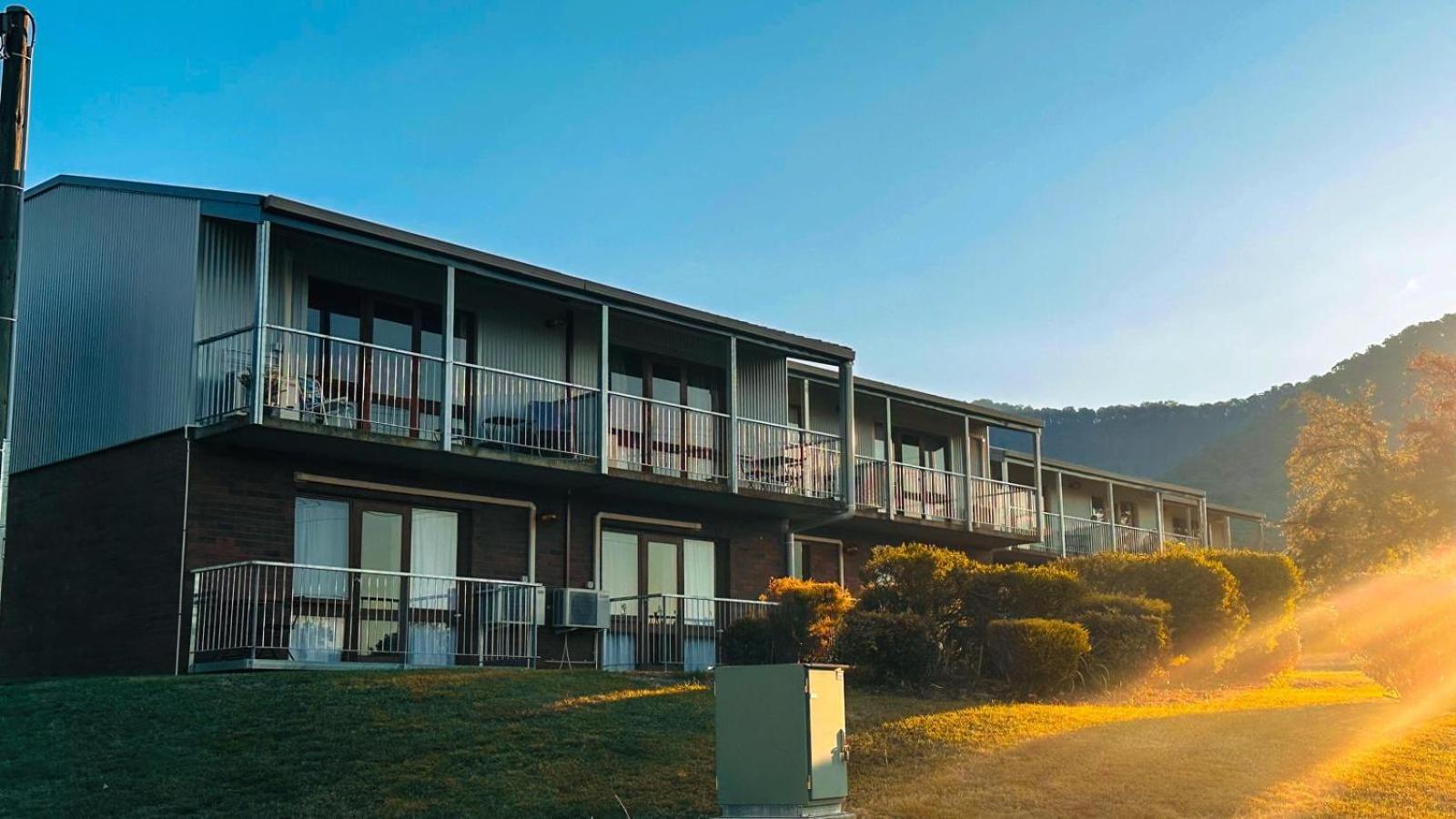 Mountain Creek Motel Bar & Restaurant Mount Beauty Exterior foto