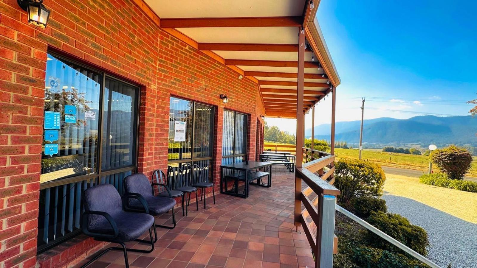 Mountain Creek Motel Bar & Restaurant Mount Beauty Exterior foto