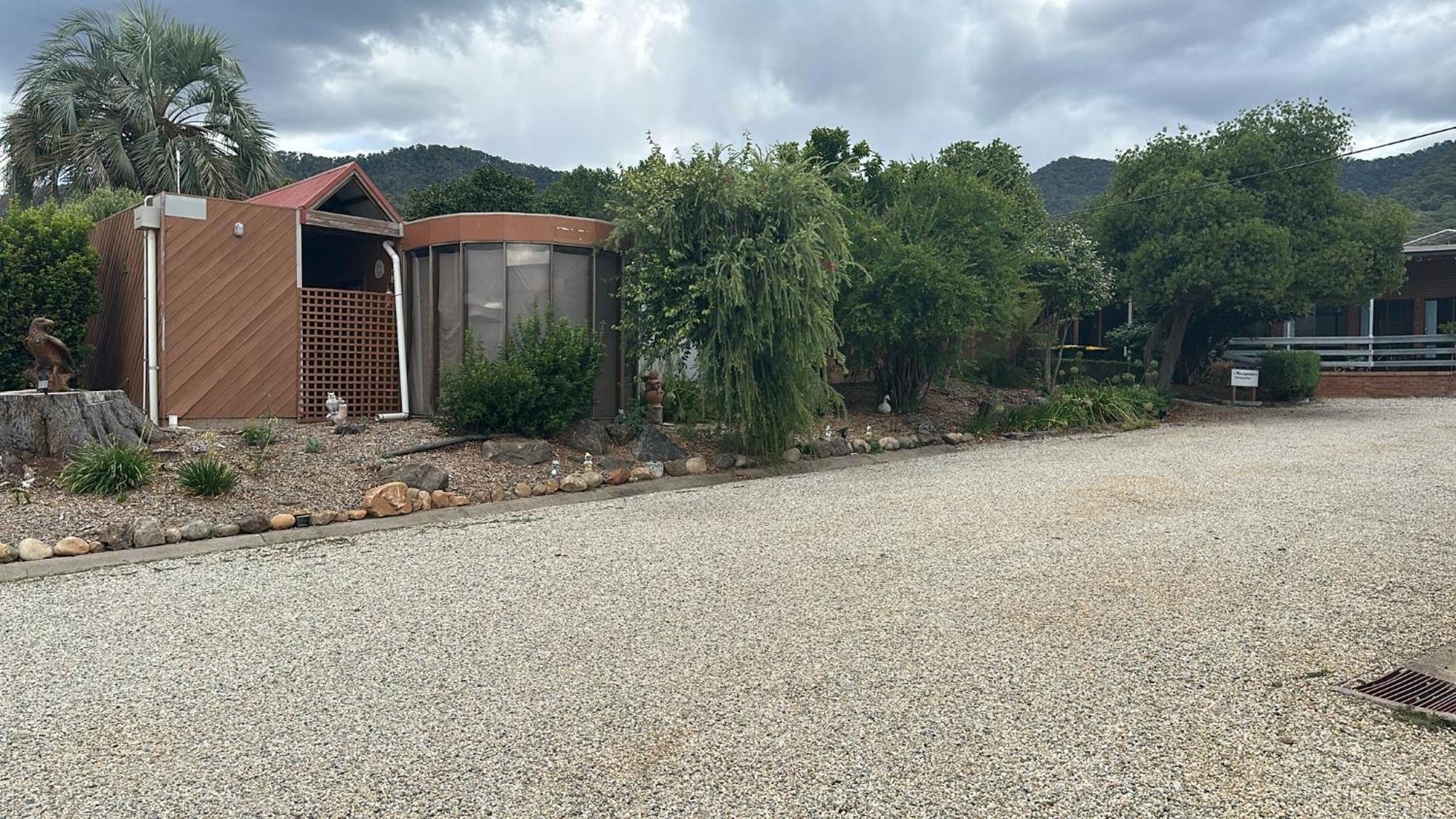 Mountain Creek Motel Bar & Restaurant Mount Beauty Exterior foto