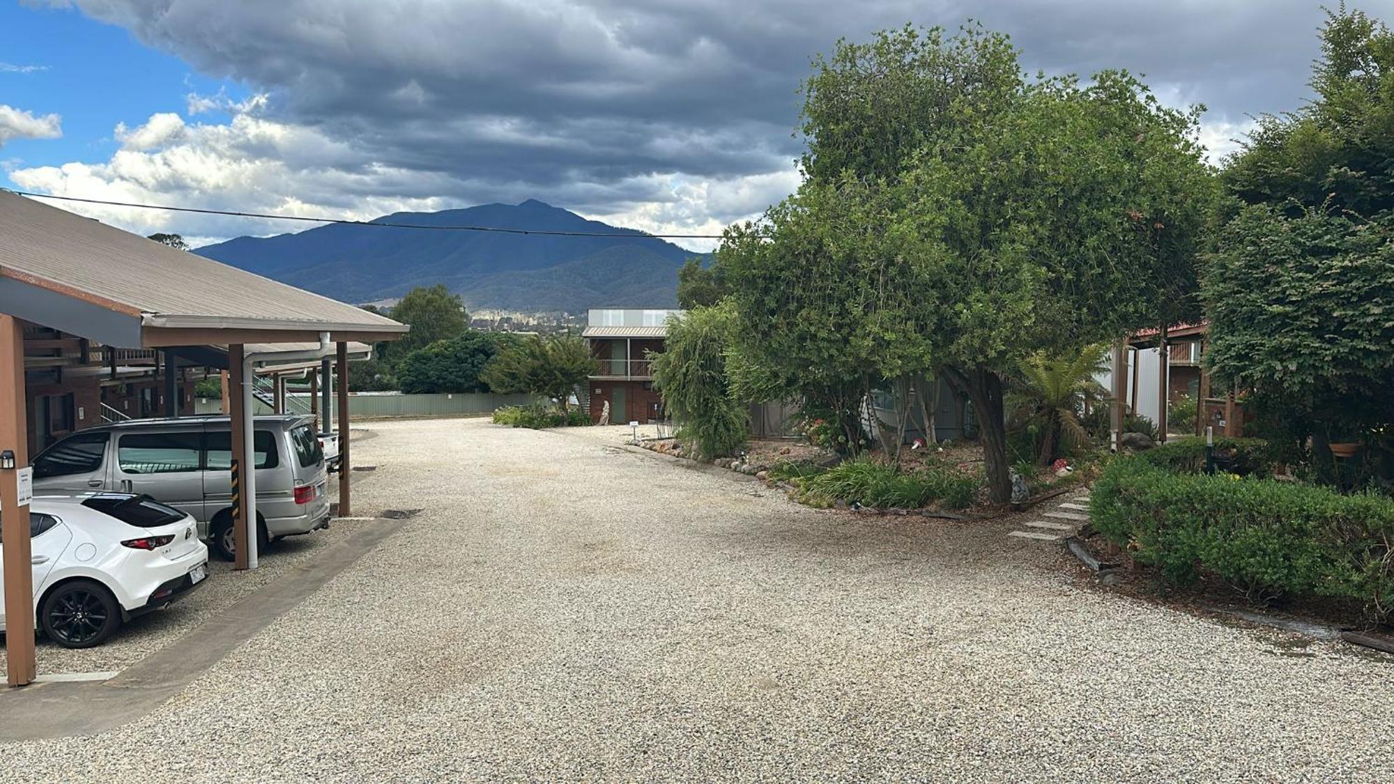 Mountain Creek Motel Bar & Restaurant Mount Beauty Exterior foto